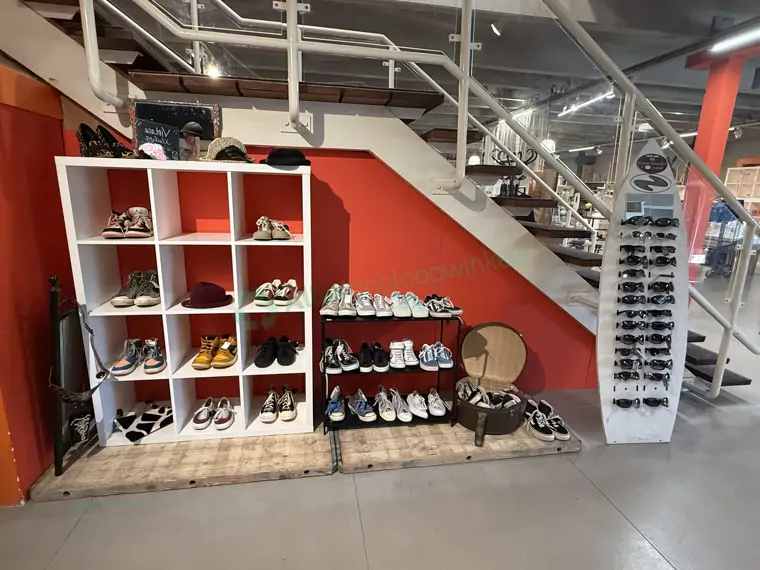 Kringloopwinkel De WAAR - Emmen (10/15) Kringloopwinkel De WAAR - Emmen (10/15)